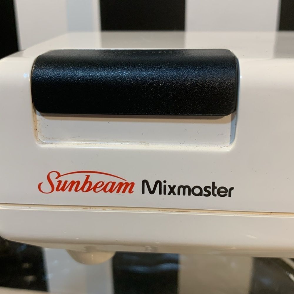 Vintage 70s Sunbeam Mixmaster Electric Mixer 2 Glass Bowls/Beater / Dough Hook - Picture 5 of 16